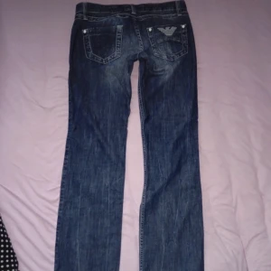 Jeans - Lowwaised armani jeans, säljer för dom är korta för mig som är ca 165cm❤️över höfterna är 37 cm och innebenslängd 75 cm 