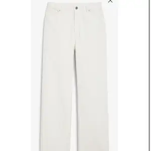 Ett par vita jeans från monki i modellen yoko! Hög midja och vida ben. Aldrig använda, bara testade hemma! Storlek 27 🤍