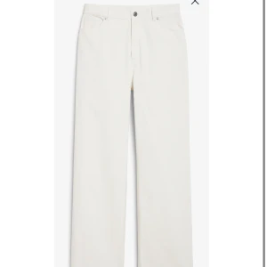 Vita jeans  - Ett par vita jeans från monki i modellen yoko! Hög midja och vida ben. Aldrig använda, bara testade hemma! Storlek 27 🤍