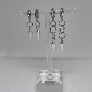 Layerd hoop earrings with curved stud  - 2 par super snygga star shine earringings. Super fina och passar till allt. Går att köpa separat, 1 par för 125 eller båda för 200kr. 💕Spicea upp din outfit med dessa örhängen från ICONIC SILVER. Material: mestadels rostfritt stål 💕😊