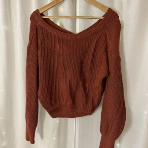 Stickad tröja  - Lite oversize stickad tröja från Gina Tricot. Storlek XS men är mer som S. 100kr❤️