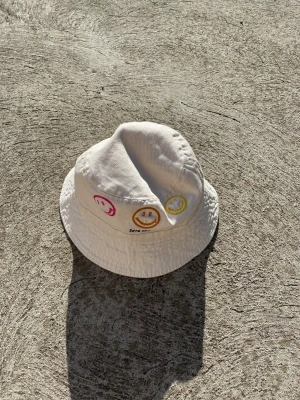 Fiskehatt - Beige fiskehatt köpt från Urban outfitters. Använt fåtal gånger 