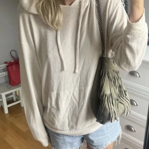 Stickad hoodie😍 - Lånade bilder från förra ägaren men säljer jätte snygg stickad hoodie😍🙏❤️‍🔥 Tryck på köp nu!