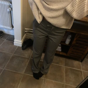 Kostymbyxor - Skitsnygga perfekta kostymbyxor från NA-KD💕 världens snyggaste gråa färg, midwaist och långa⭐️⭐️⭐️