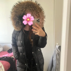 Vinterjacka - Säljer min Rockandblue jacka då jag köpt en ny. Den är i super skick och använt ca 50% förra vintern. Äkta tvättbjörn päls som även går att ta av. Önskar man jackan utan päls kostar den 1500kr. Nypris är 4200kr 