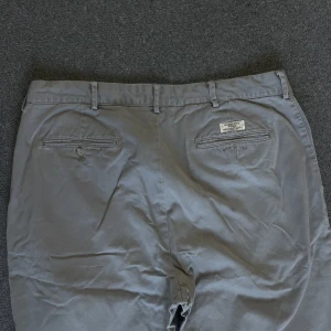 Vintage chinos - Grå supersnygga vintage chinos från Ralph lauren med rak passform. Köpta på Broadways and sons i Göteborg. Har ett litet hål på vänstra benet (se sista bilden)