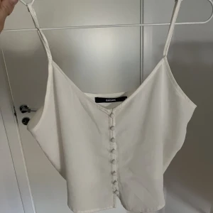 Vit topp bik bok  - Superfin vit topp från bik bok. Slutsåld nu och säljer då den inte längre kommer till användning. Inga defekter!!💕