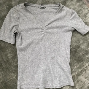 Grå tajt topp - Säljer en grå takt topp från Åhléns i storlek S! 
