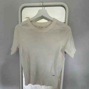 Säljer min vita t-shirt från holly&whyte använts 2-3 ggr. Original pris 250kr säker för 180+frakten