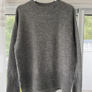 Grå stickad  - En medelstor modell 🩶 mysigt material 😇 Vet ej vart jag köpt den tyvärr 