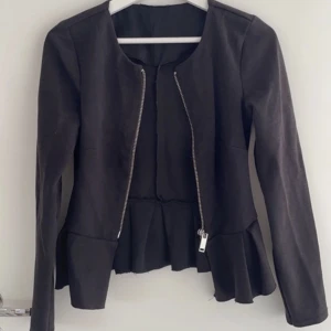 Svart kofta  - Svart fin kofta ifrån Gina!! 