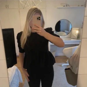 Svart blus - Jätte gör blus ifrån zara men tyvärr lite stor på mig!💕