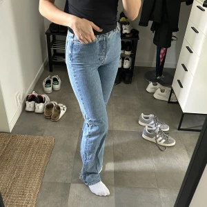 Straight leg jeans med hög midja - Säljer dessa blåa raka jeans ifrån BikBok som sitter superfint! Storlek 24 så alltså den minsta storleken som ni kan se på sista bilden🥰 Pris: 150kr+frakt!