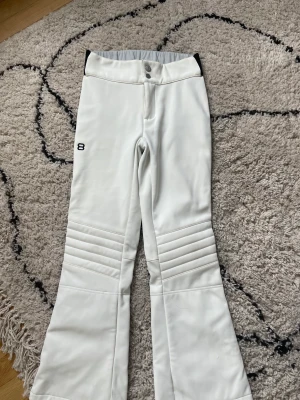 Low waist skidbyxor - Säljer mina skidbyxor från 8848, använda Max 2 gånger. De är köpta från barnavdelningen men passar en xs. Det är low waist i modellen. 