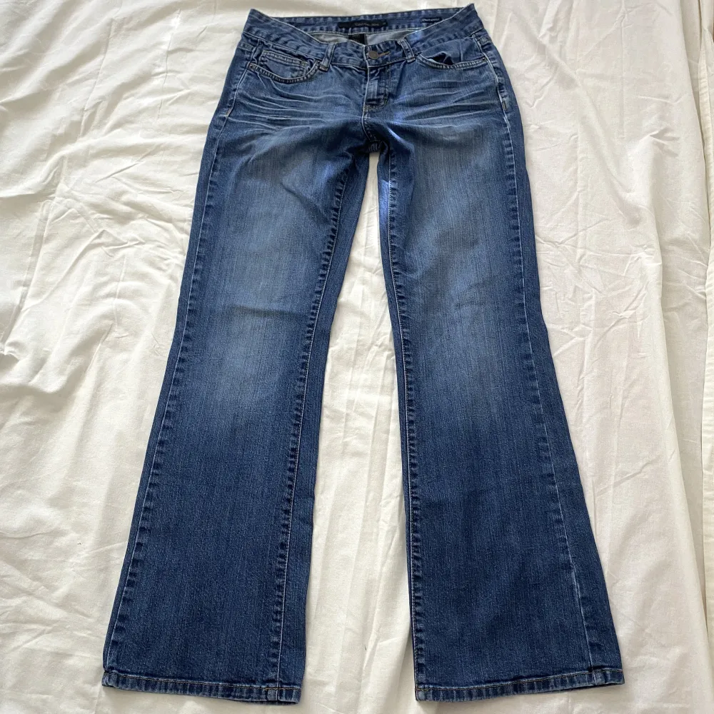 Jätte bekväma lågmidjade Calvin Klein jeans i modellen ’ultimate bootcut’. Köpta i vintage butik i usa och oanvända av mig. Hör av er om ni har några frågor :). Jeans & Byxor.