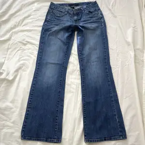 Jätte bekväma lågmidjade Calvin Klein jeans i modellen ’ultimate bootcut’. Köpta i vintage butik i usa och oanvända av mig. Hör av er om ni har några frågor :)