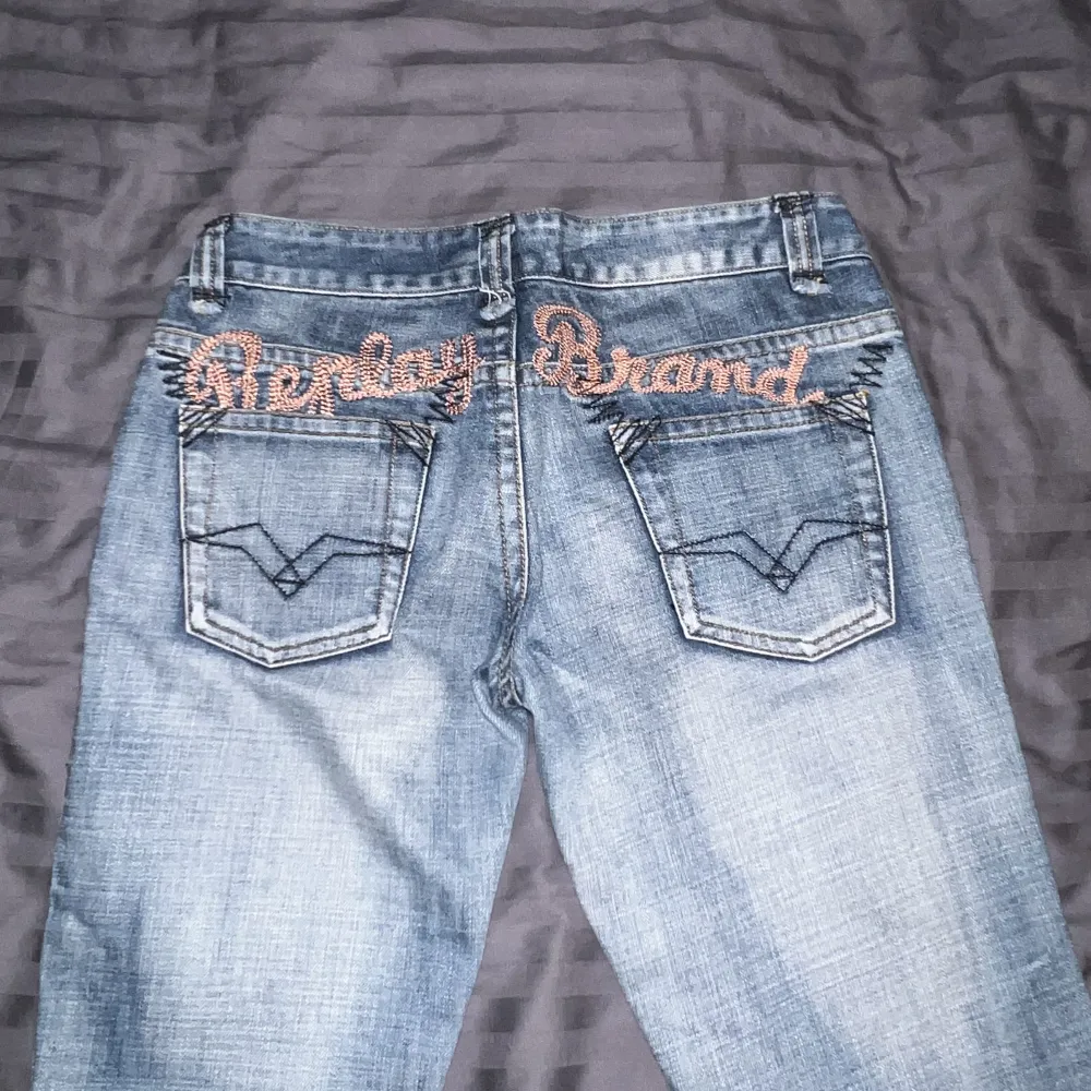 Jättefina lågmidjade jeans med tryck på baksidan! . Jeans & Byxor.