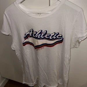 T-shirt med tryck - T-shirt från H&M med glittrigt tryck. L men skulle nog kunna passa en M!