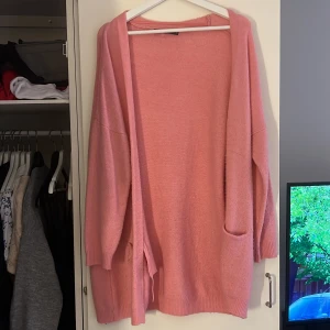 Kofta - Jätte skön och fin kofta från bikbok. Aldrig använt, perfekt till en lite kallare sommarkväll. 