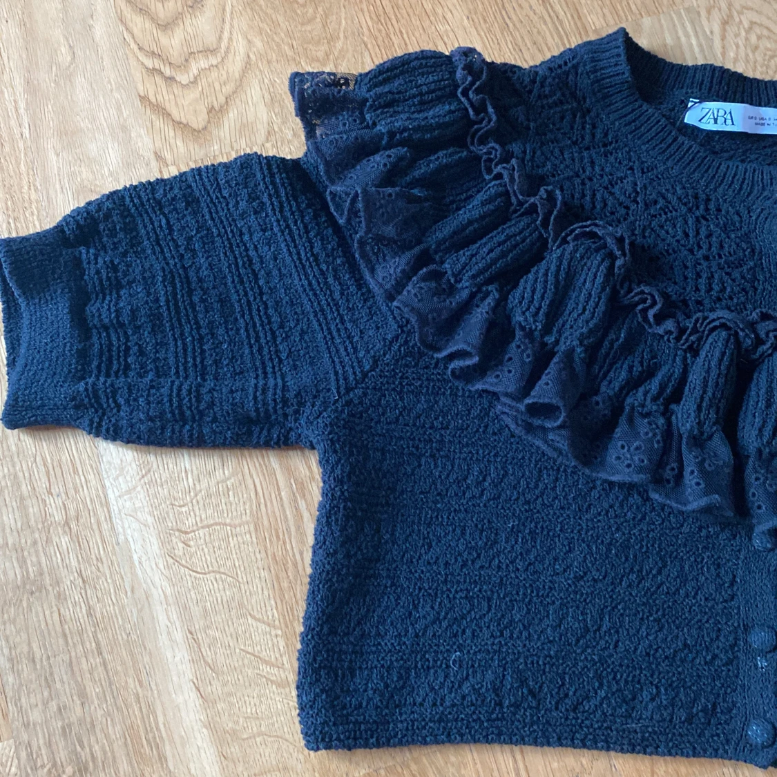 En fascinerande och  söt tröja med spetts!!  - 91