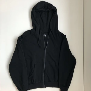 Cubus zip hoodie - Svart zip hoodie från Cubus. Oanvänd. Nypris 400 kr. Köparen står för frakten