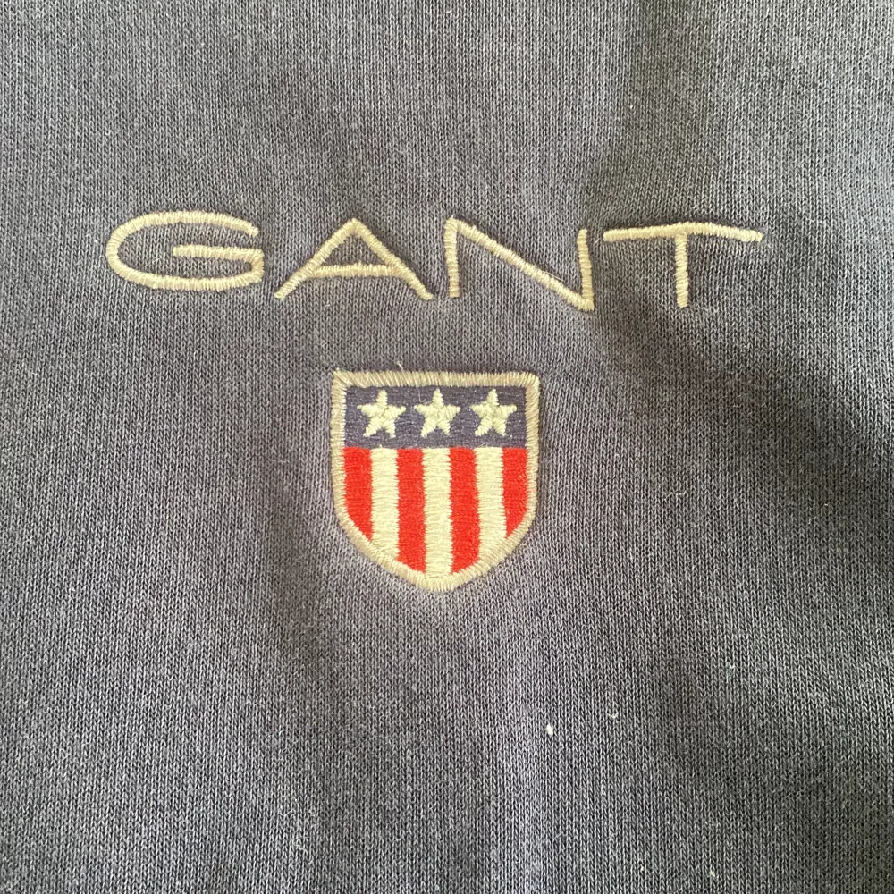 En Gant hoodie i jättebra skick. Pris diskuteras . Hoodies.