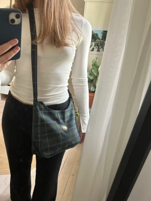 Väska - Använd några få gånger, väskan har även en liten innerficka.