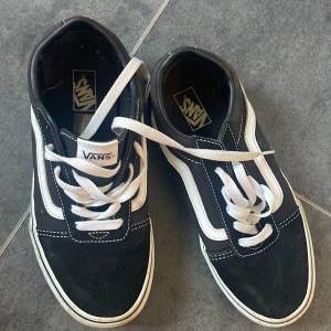 Vans strl 6, motsvarar str 38.