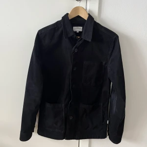 Manchester skjorta / overshirt  - Sparsamt använd stilren Manchester skjorta / overshirt.  Passform: S & M. 