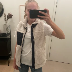 Teddy väst - Så mysig teddy väst, perfekt nu till hösten!🤩  (Använd 1 gång)