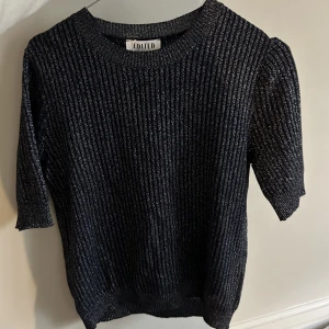 Kortärmad stickad tröja - Skit ball glittrig stickad kortärmad tröja från Edited som man kan ga både i skolan, på middag eller fest! 😋😋💓 