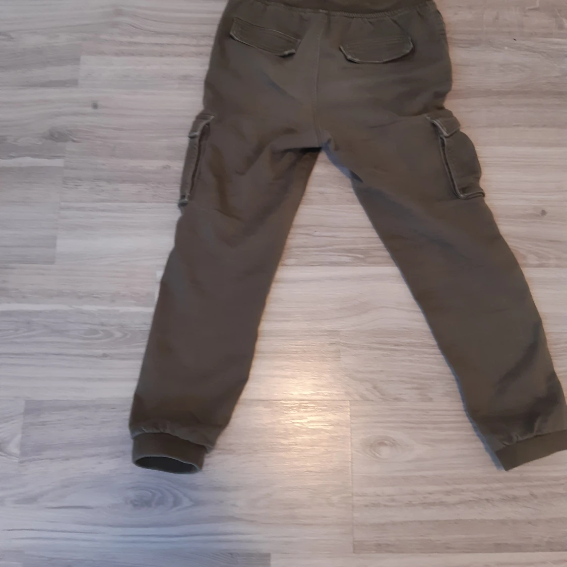 Olivgröna byxor - 90