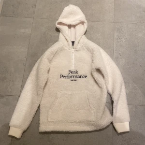 Vit hoodie - En vit lurvig hoodie från Peak Performance som aldrig har används, nypris runt 1000🤍👌🏼