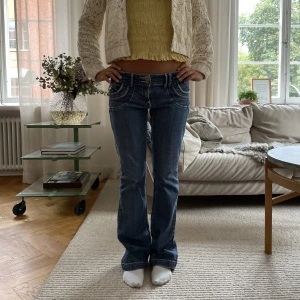 Snygga jeans!!😊 - Modell 169 Midjemått 38 cm rakt över  Innerbenslängd 80cm