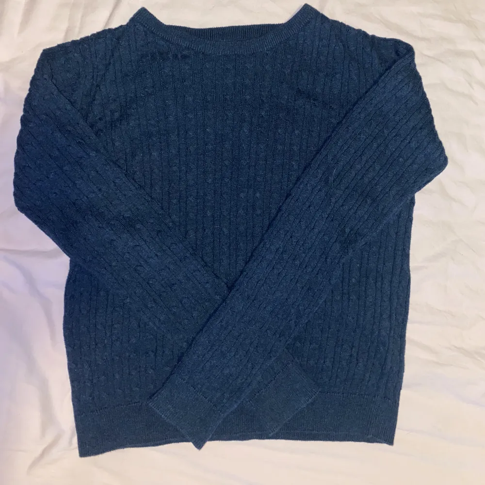 Säljer denna blåa tröja för 50kr❤️skulle säga att den är en strl S, nyskick, passar bra till hösten❤️. Tröjor & Koftor.