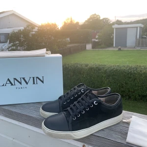 Lanvin - Säljer nu mina lanvin skor. Skick 8/10. Storlek UK 6, EU 40-41. Box + Dustbag medföljer. Skriv gärna vid intresse eller frågor. Pris kan diskuteras vid snabb affär!