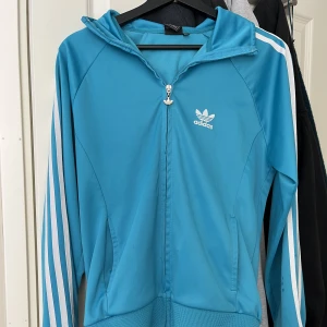 Adidas zip up - Intresse koll på min blåa zip up.   Den är i bra skick och sparsamt använd.   Står att den är i xl men sitter bra på mig som vanligtvis har s så den är liten i storleken.
