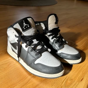 Jordan white shadow  - Säljer mina super fina och sparsamt använda Jordan 1 mid Shadow white! Skriv för fler bilder, sista bilden är när de var nya. Nypris: 3999kr