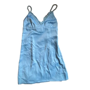 satin klänning - Blå satinklänning med spets, aldrig använd & har lappen kvar💕 