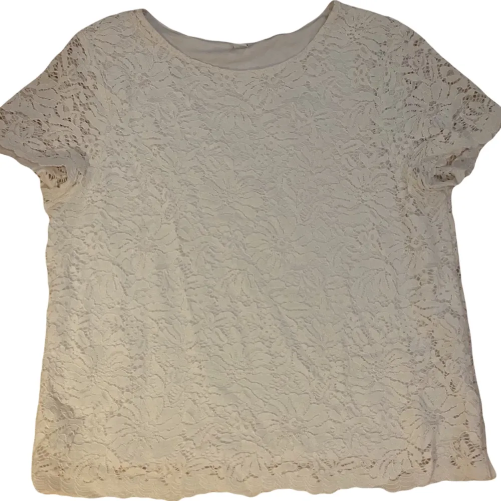 Fin vit topp (ser rosa/bergige ut på bilden men är vit) säljer pga att den är för liten💞. T-shirts.