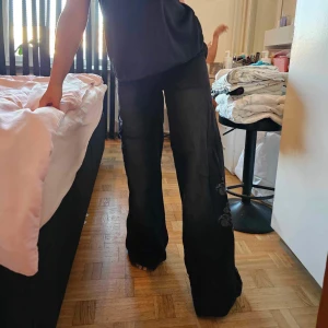 Lågmidjade cargosbyxor  - De fetaste lågmidjade cargos byxor med så coola detaljer vid sidan!  Mer bilder finns det är bara att skriva❤️