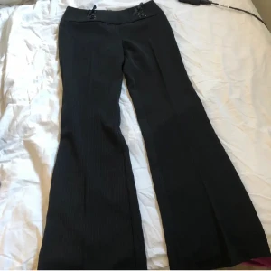 kostymbyxor  - lågmidjade kostymbyxor 🌷 oanvända av mig men köpta secondhand. de är uppsydda att passa ca 163 men kan sprättas upp och göras längre också