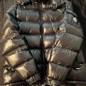 Moncler maya jacka  - Säljer en knappt använd och autentiskt Moncler jacka.  Det är storlek 1, så borde motsvara S.   Vill man ha bevis på att den är äkta så kan vi  mötas upp vid ett pantbank eller så kan jag skicka mer bilder på jackan där man kan legitchecka den.inga byten.