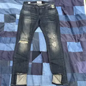 Snygga detaljerade jeans, deltaget på bakfickan, sunfades och slits vid benöppningen. Dm vid frågor:)