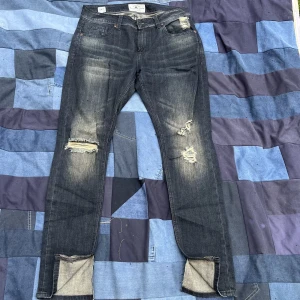 Distressed Jeans - Snygga detaljerade jeans, deltaget på bakfickan, sunfades och slits vid benöppningen. Dm vid frågor:)