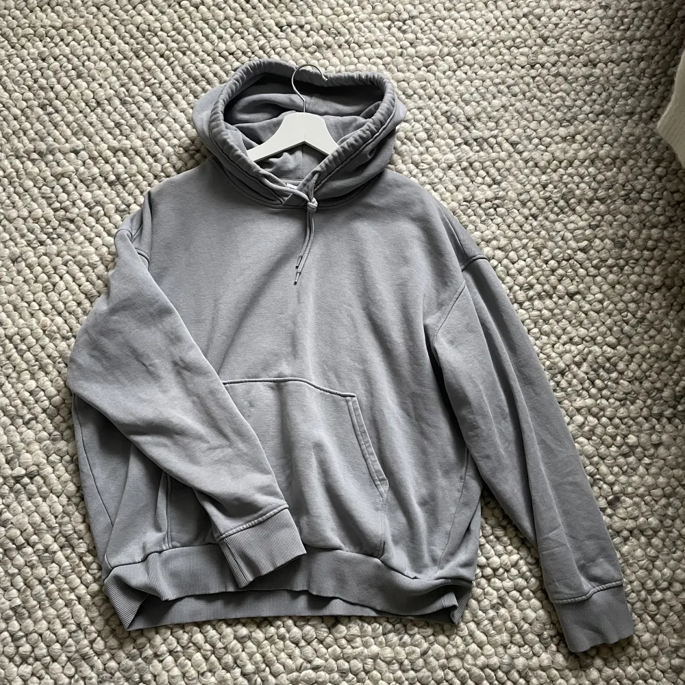 Blå/grå hoodie som inte kommer till användning, stor i storleken . Hoodies.