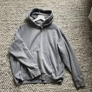Blå/grå hoodie som inte kommer till användning, stor i storleken 