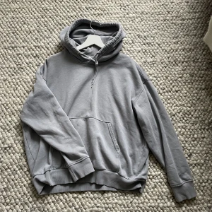 Weekday hoodie - Blå/grå hoodie som inte kommer till användning, stor i storleken 