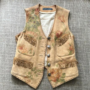 Ralph Lauren skinnväst Vintage - Mycket välbevarad Handmålad Vintage - Polo Ralph Lauren skinnväst ( 100% deer skin samt foder 100 % bomull) från tidigt 2000-tal. Använd bara ett par gånger. Nypris då: 10.000:-  
