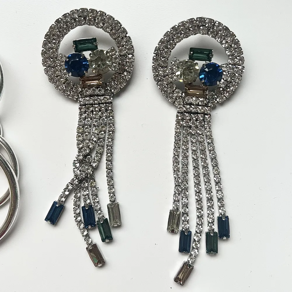 1 par örhängen från H&M, 1 par glitterörhängen från Monki, 1 halsband från Bikbok. . Accessoarer.